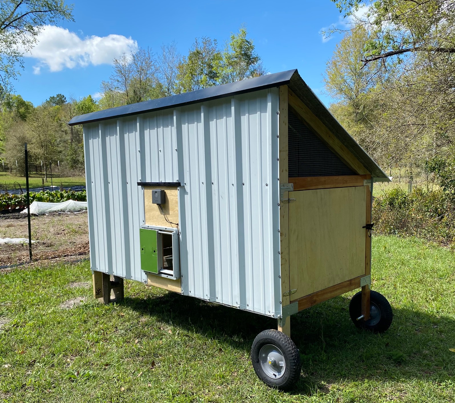 Mobile farm coop structure